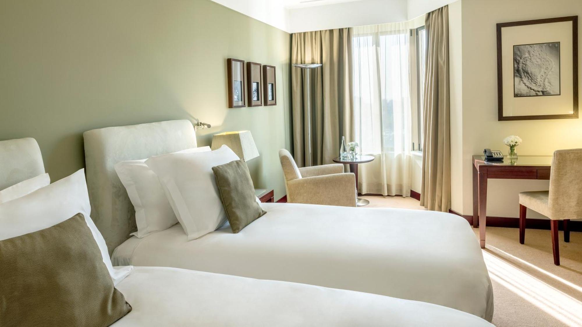 ホテル クラウンプラザ ポルト エクステリア 写真 A typical room at the hotel
