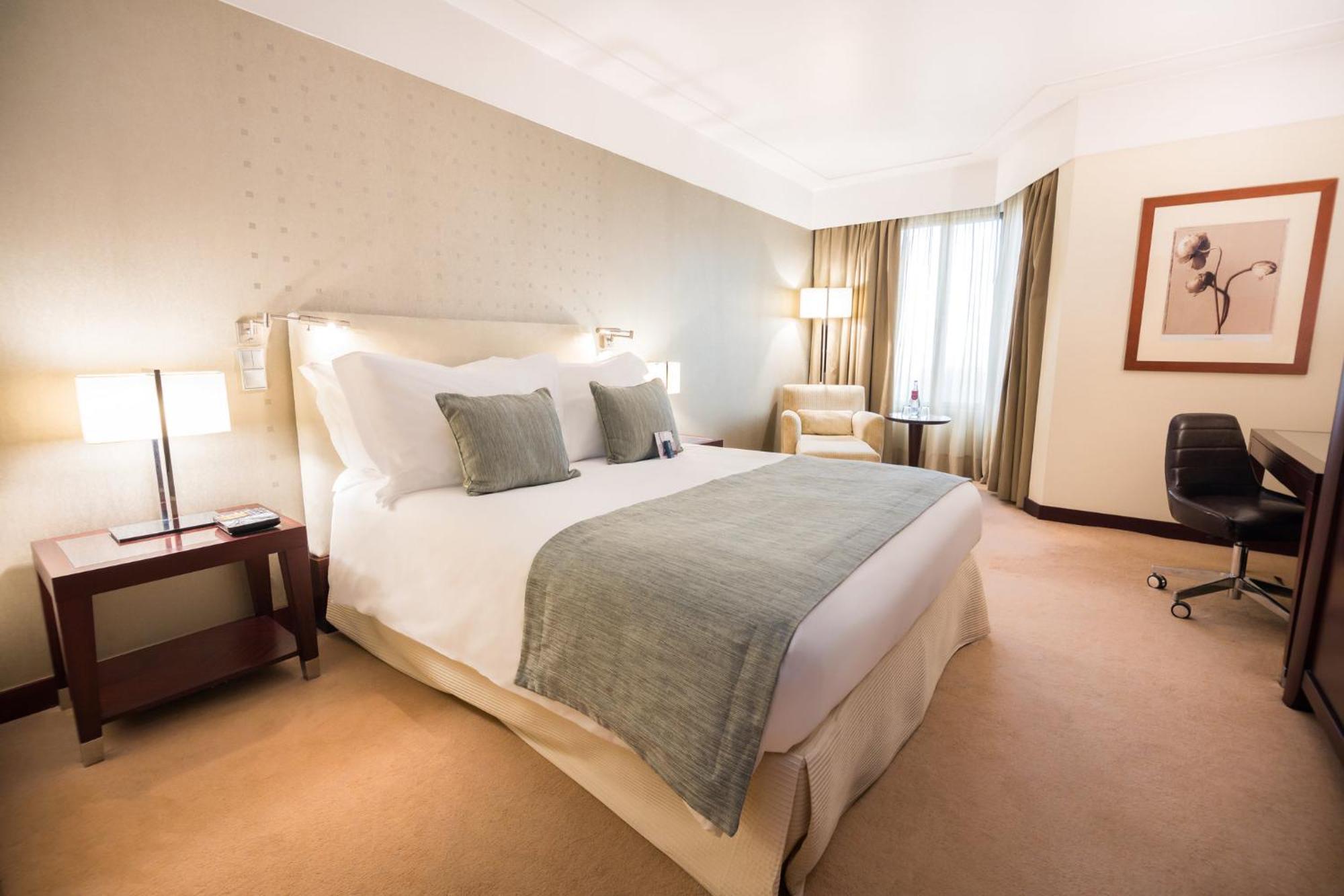 ホテル クラウンプラザ ポルト エクステリア 写真 A room at the hotel
