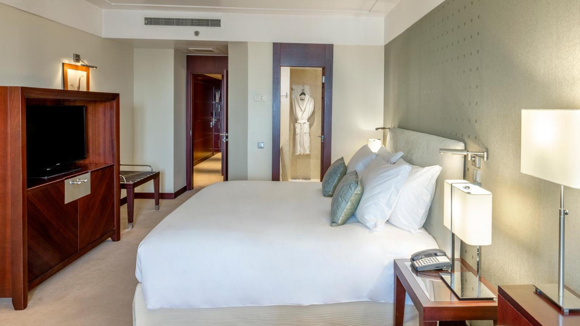 ホテル クラウンプラザ ポルト エクステリア 写真 A bedroom at the hotel