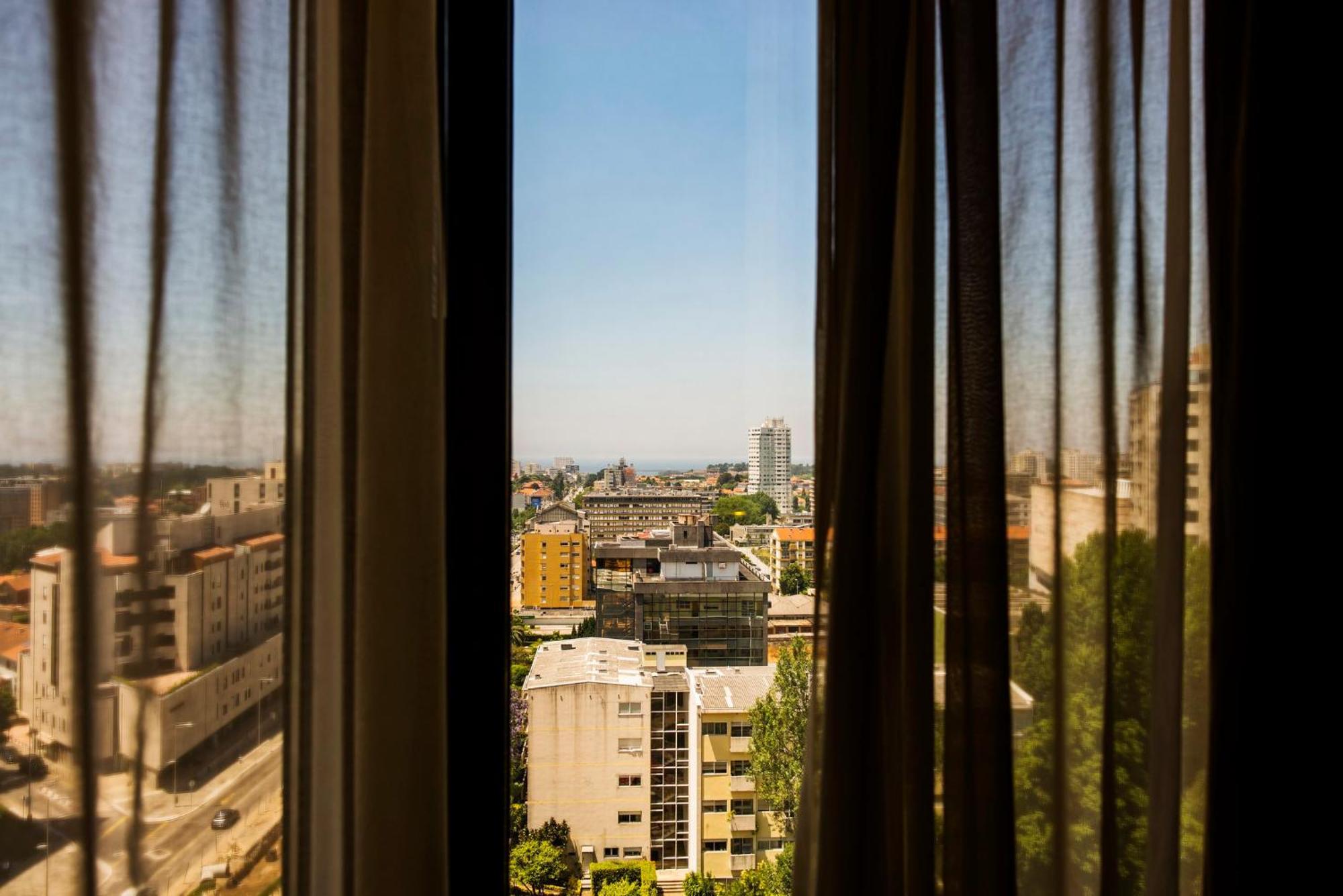 ホテル クラウンプラザ ポルト エクステリア 写真 View from the window of a cell at the prison