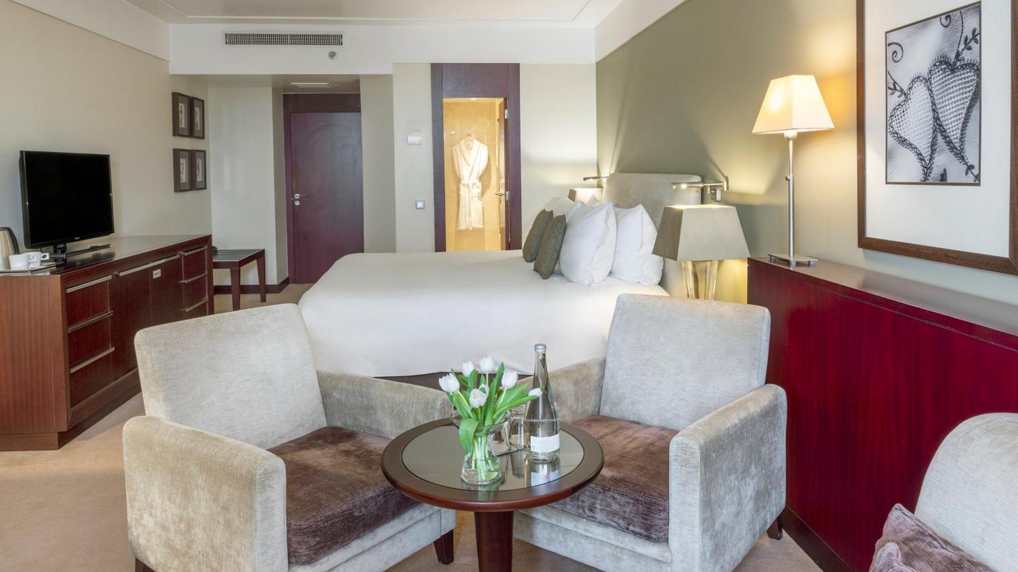 ホテル クラウンプラザ ポルト エクステリア 写真 A room at the hotel