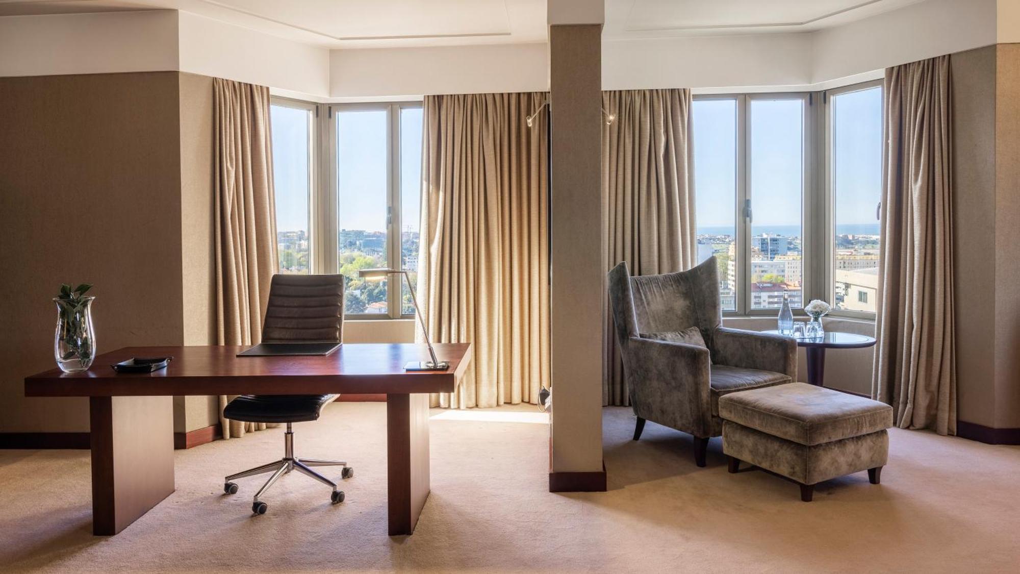 ホテル クラウンプラザ ポルト エクステリア 写真 A suite at the Hilton Athens