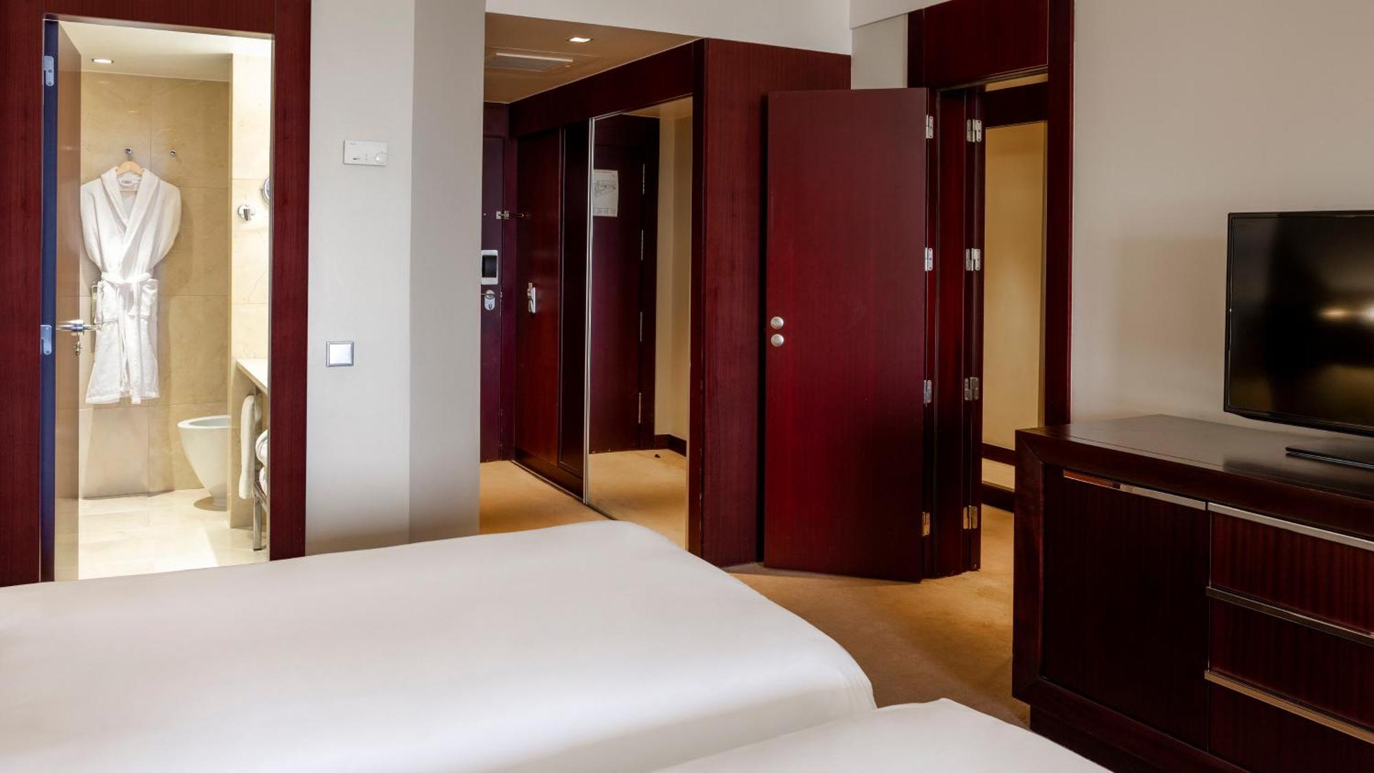 ホテル クラウンプラザ ポルト エクステリア 写真 A room at the hotel