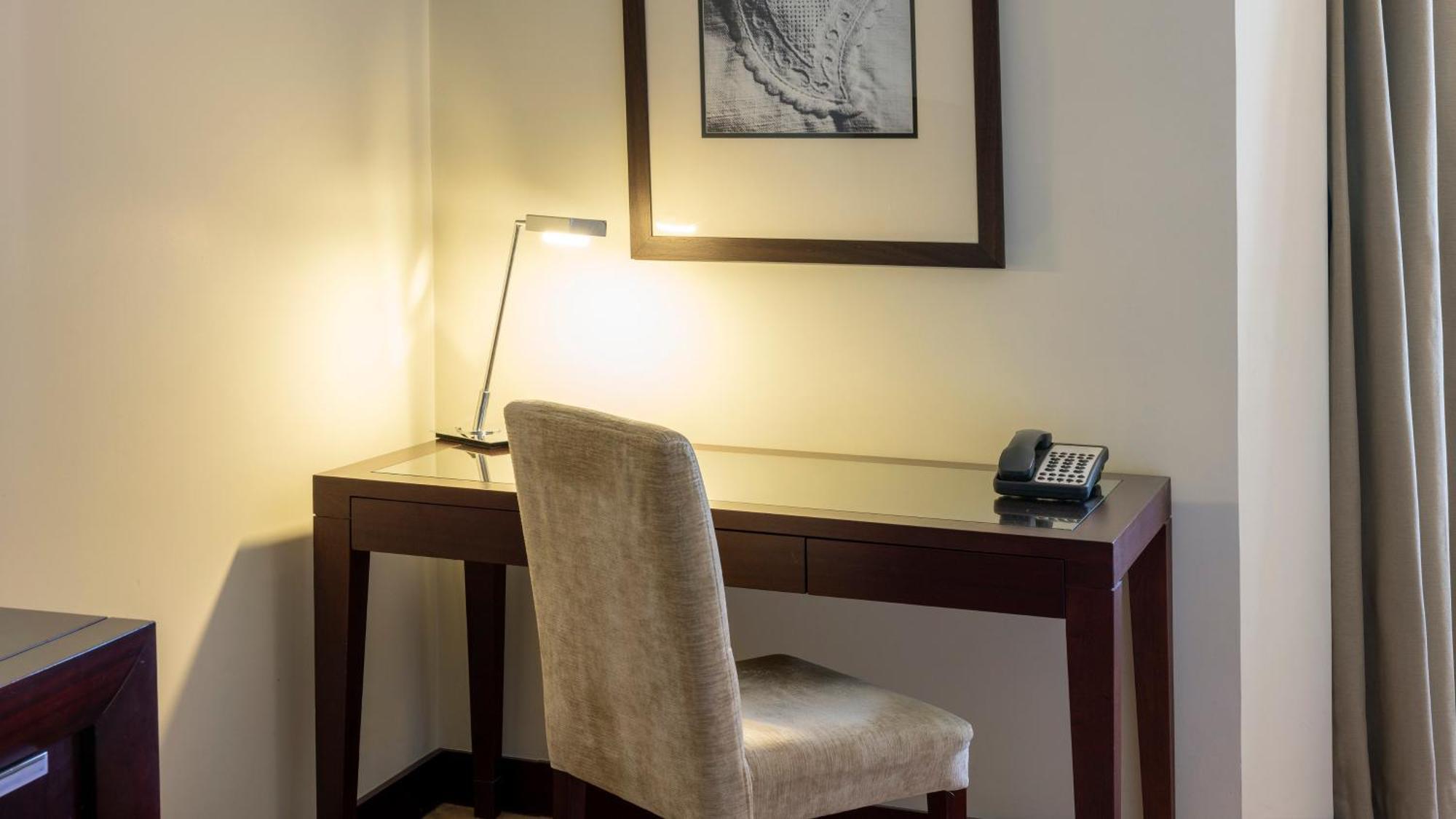 ホテル クラウンプラザ ポルト エクステリア 写真 A writing desk in a hotel room