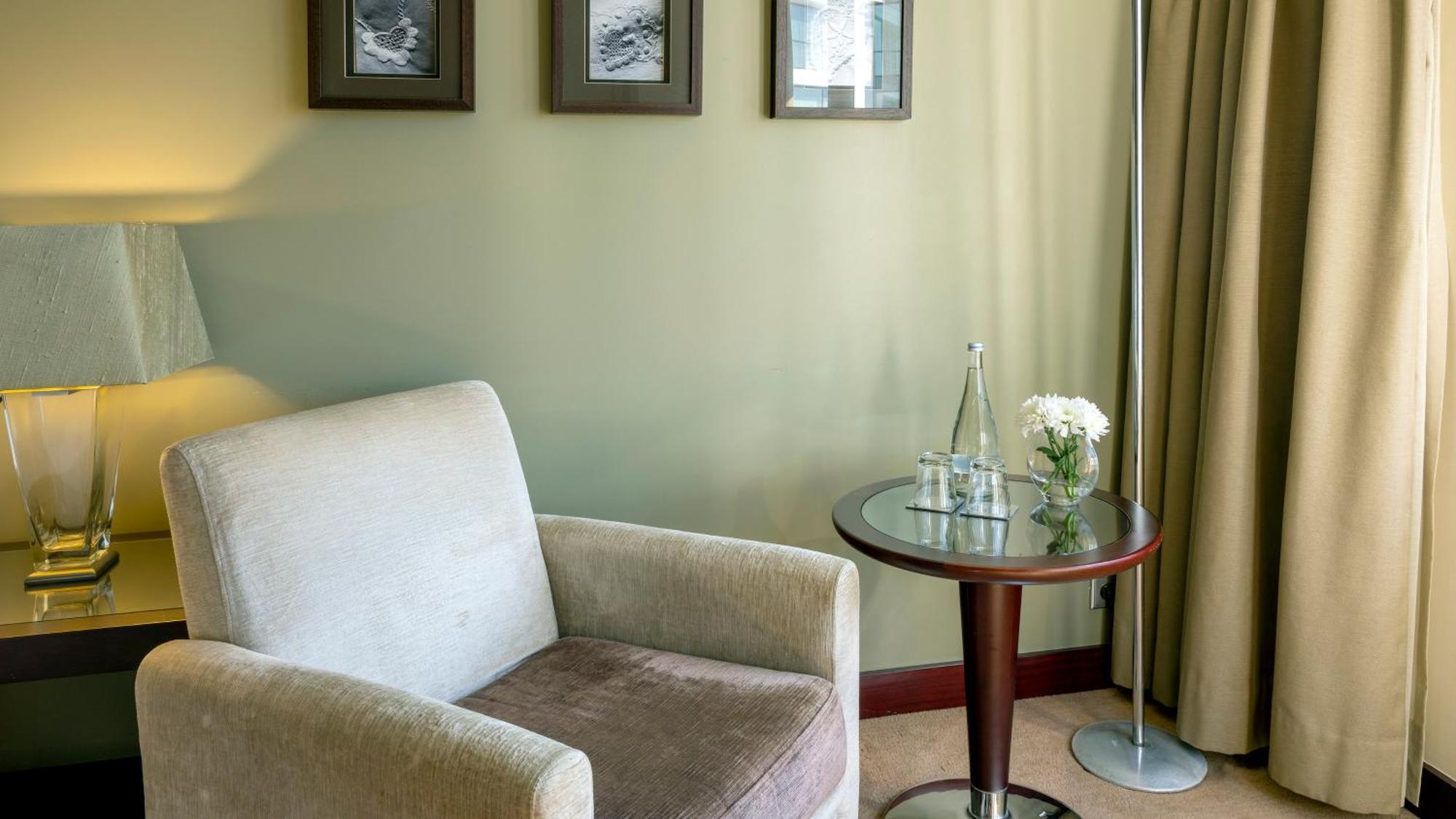 ホテル クラウンプラザ ポルト エクステリア 写真 A floor lamp