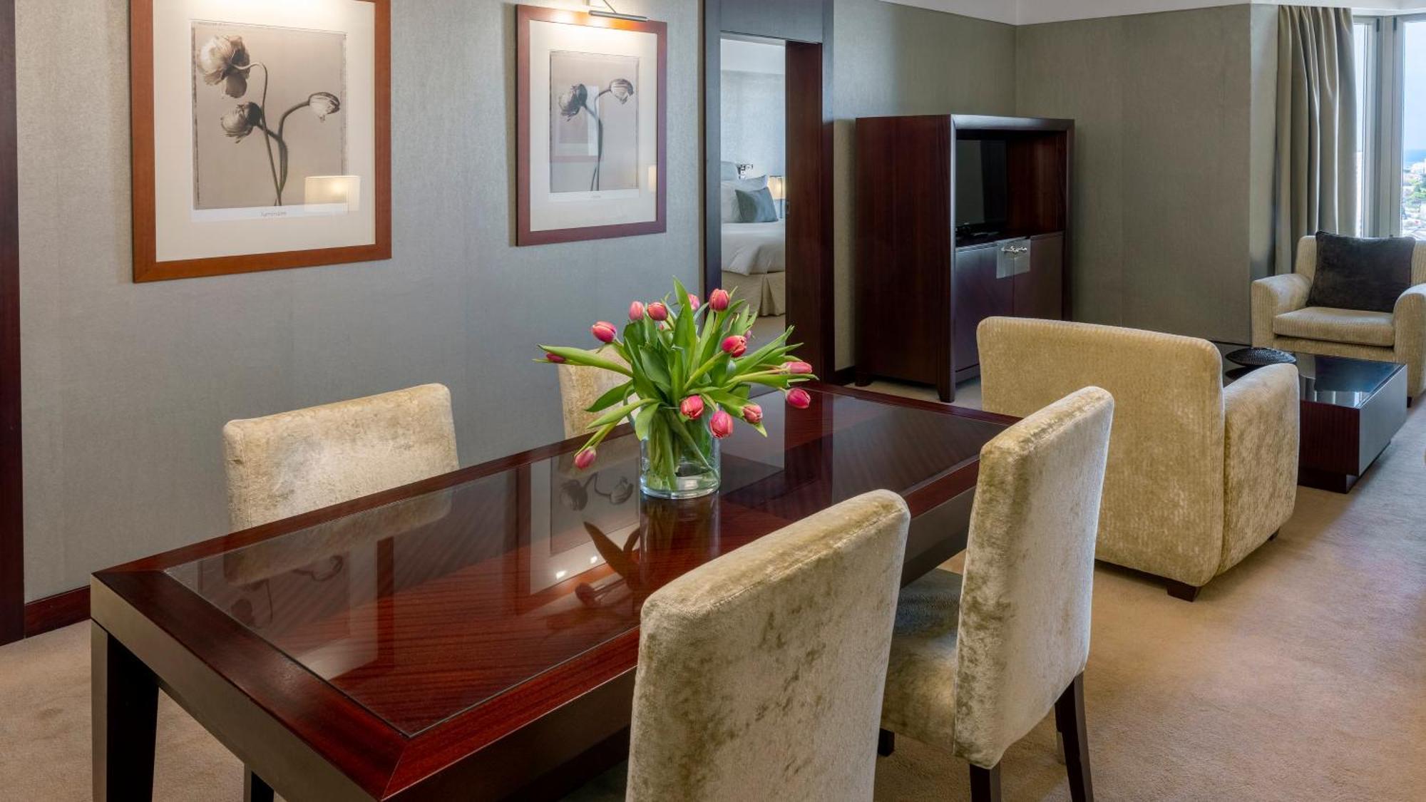 ホテル クラウンプラザ ポルト エクステリア 写真 A suite at the hotel