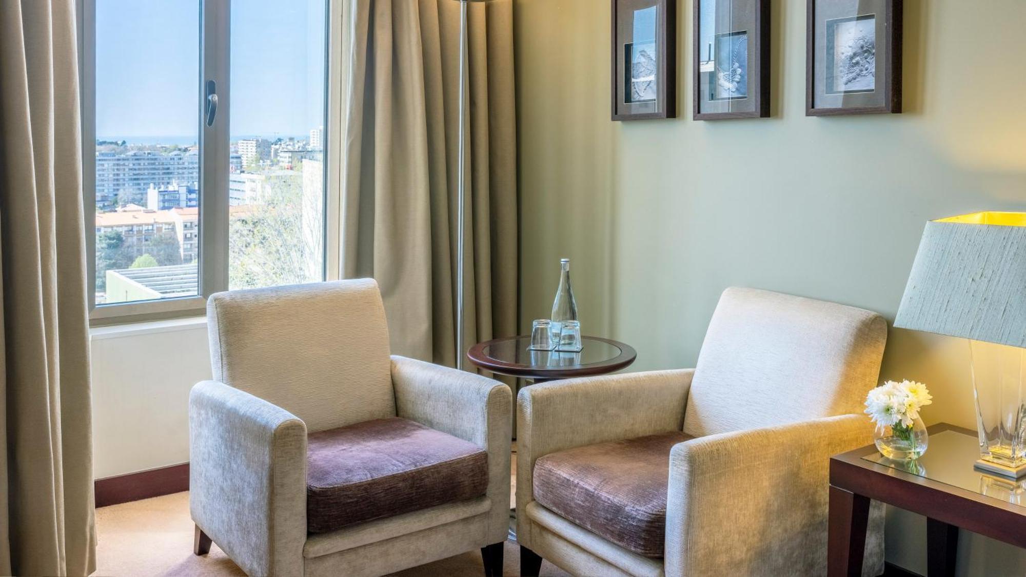 ホテル クラウンプラザ ポルト エクステリア 写真 A room at the hotel