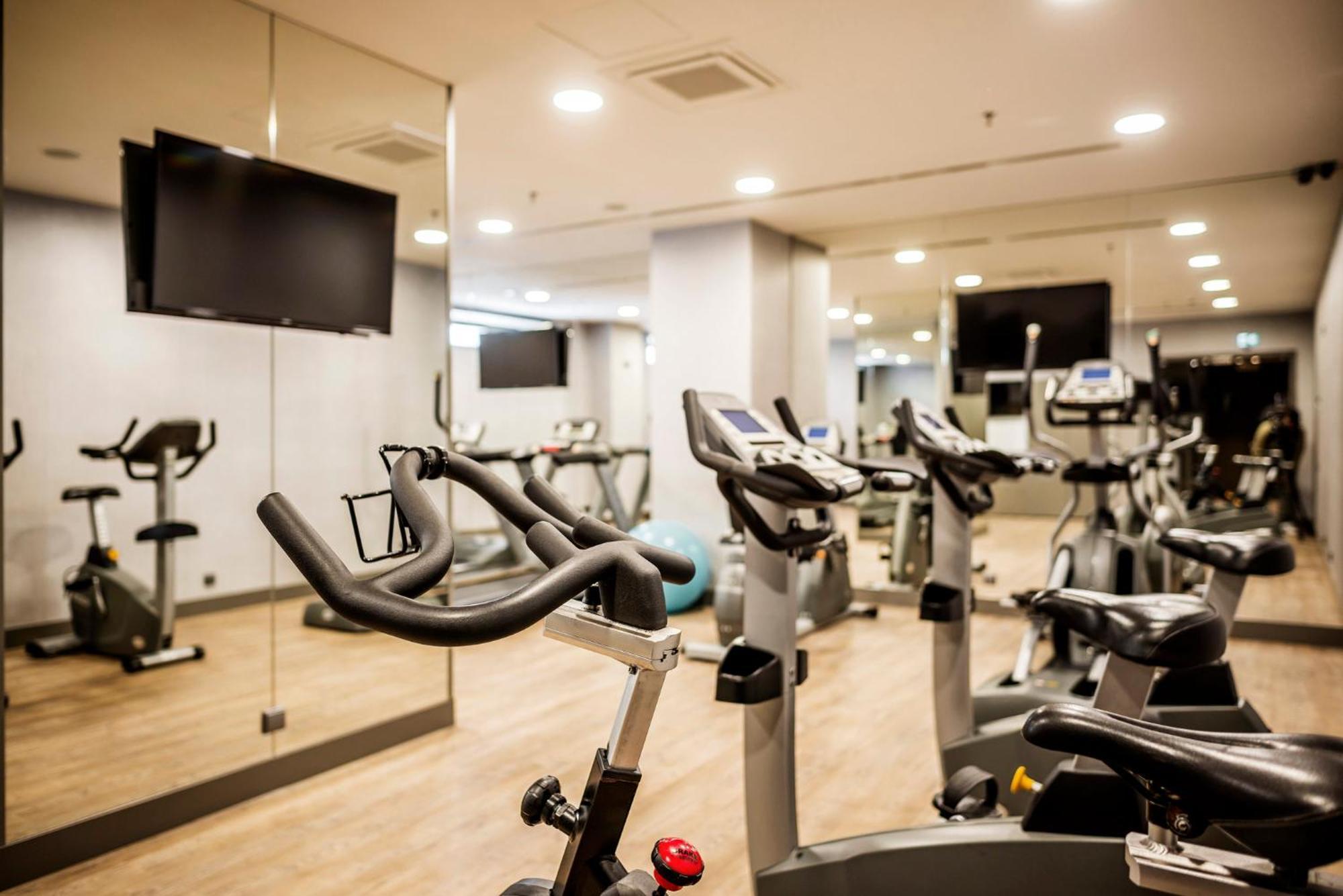 ホテル クラウンプラザ ポルト エクステリア 写真 The gym at the hotel