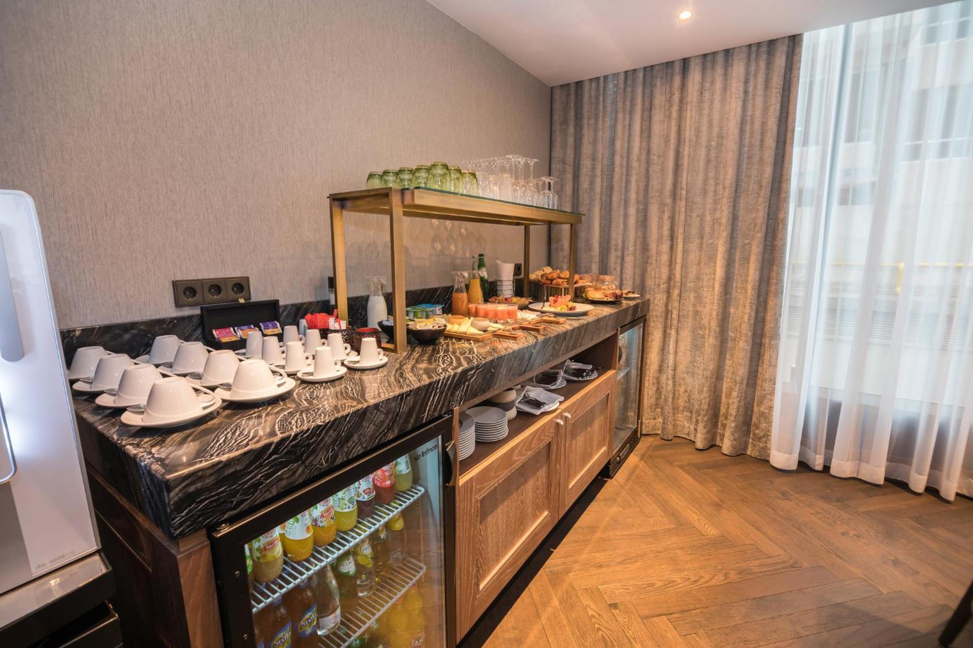 ホテル クラウンプラザ ポルト エクステリア 写真 The buffet at the lounge