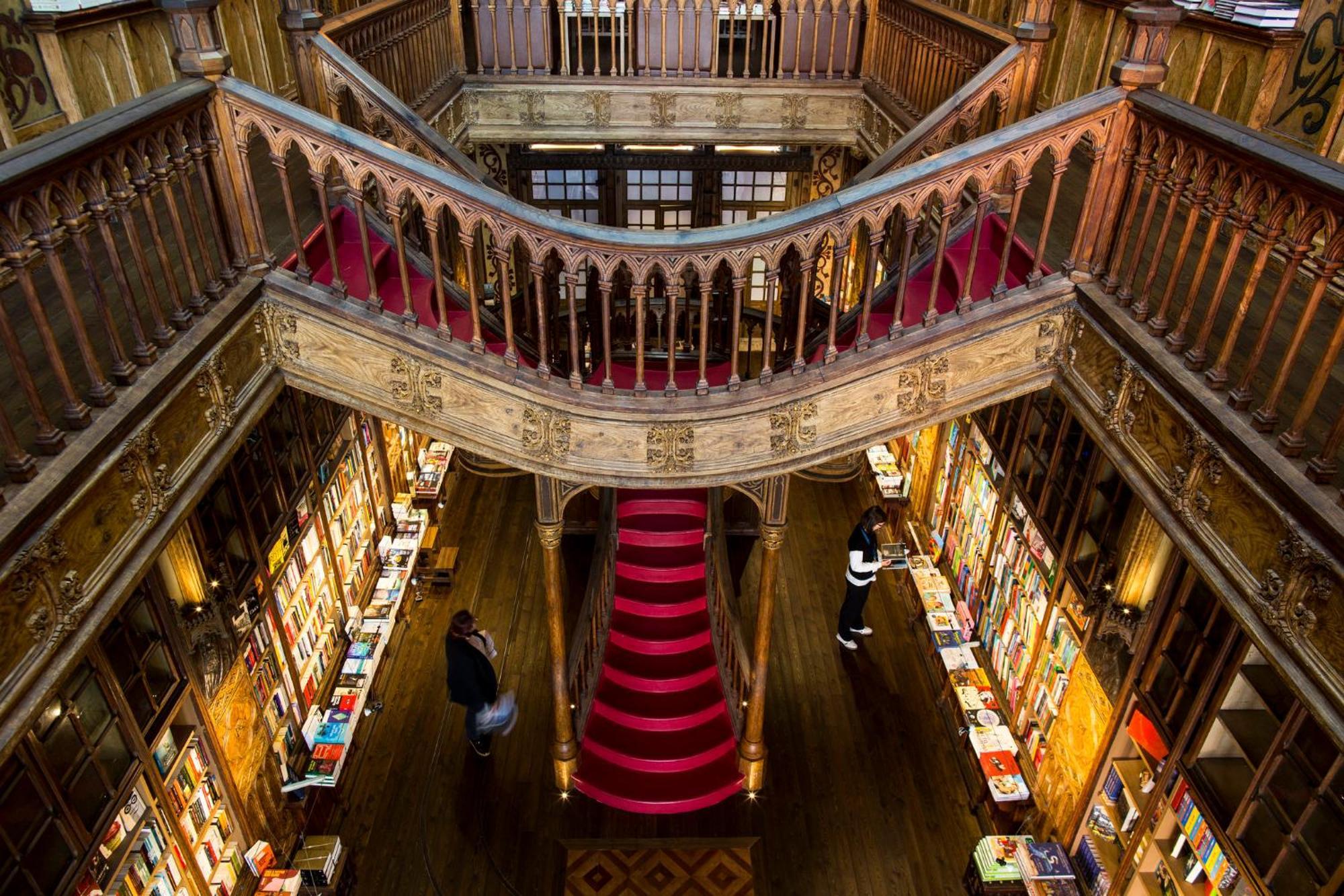 ホテル クラウンプラザ ポルト エクステリア 写真 The interior of the bookstore