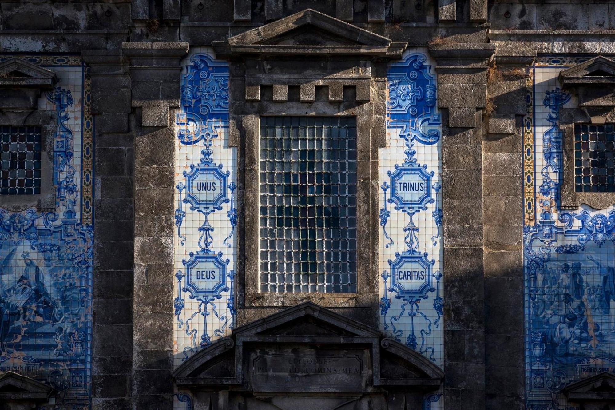 ホテル クラウンプラザ ポルト エクステリア 写真 Azulejos in the facade of the church of São Francisco, in Coimbra, Portugal