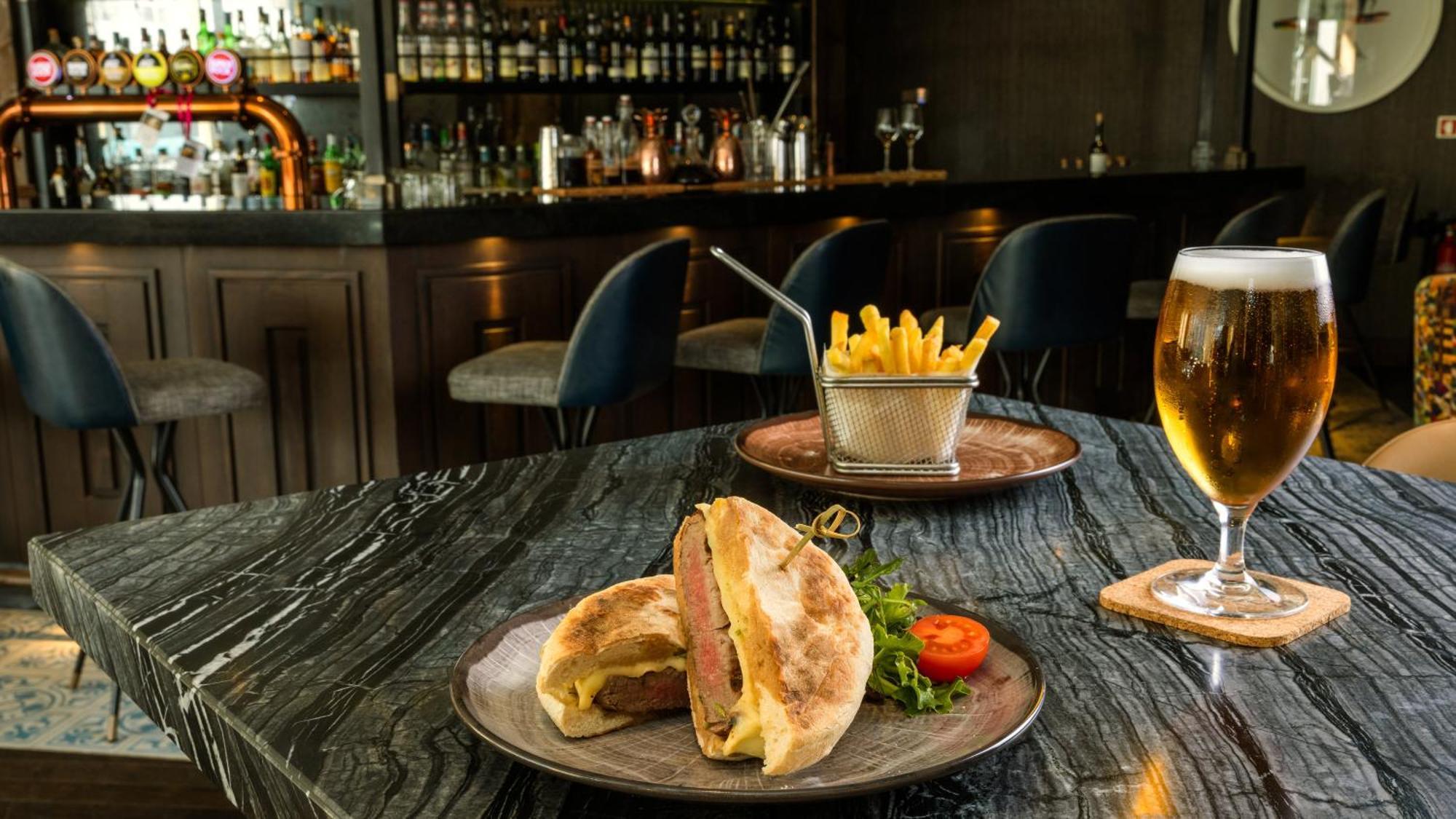 ホテル クラウンプラザ ポルト エクステリア 写真 The bar at the hotel